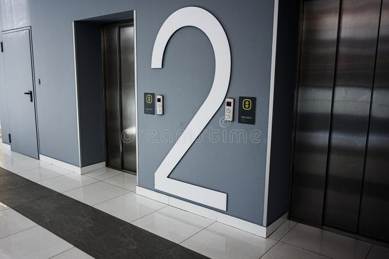 Moderne Lobby mit zwei Stockwerken, die an einer sauberen Wand angebracht ist lizenzfreie stockbilder