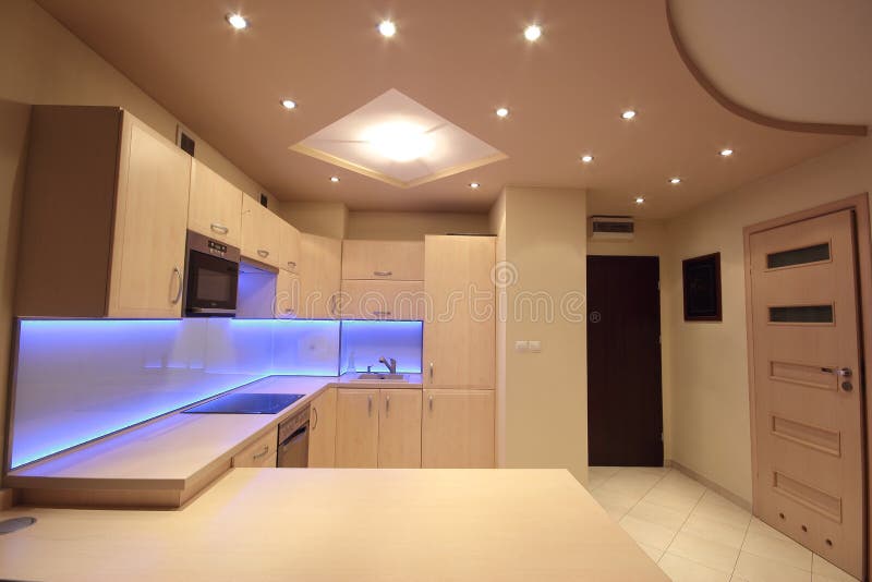 Moderne luxekeuken met purpere LEIDENE verlichting stock afbeeldingen Moderne luxekeuken met purpere LEIDENE verlichting stock afbeeldingen