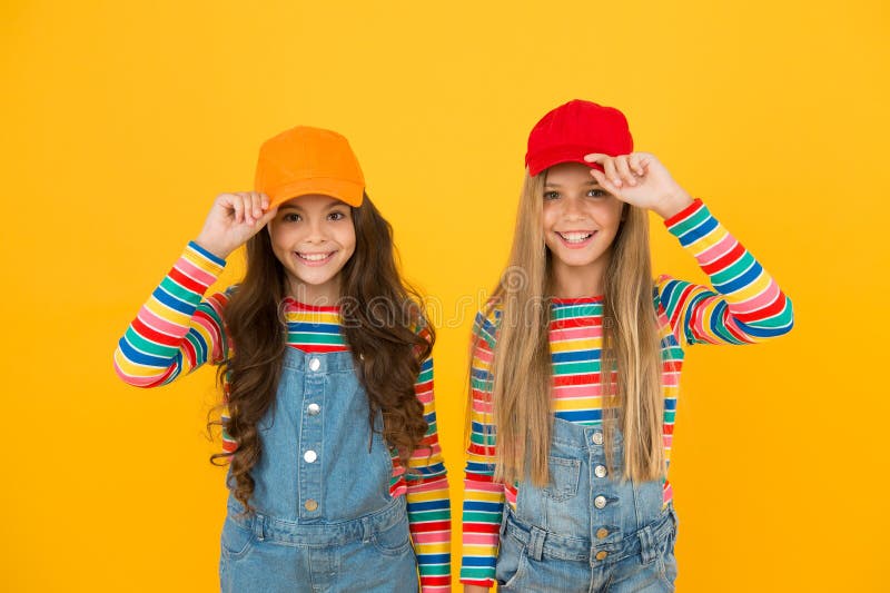 Moderne Mode Kindermode Girls mit langer Haarverschleißkappe Cute Kinder tragen Schnappschwanz-Hut Kleine Mädchen tragen lizenzfreie stockfotos