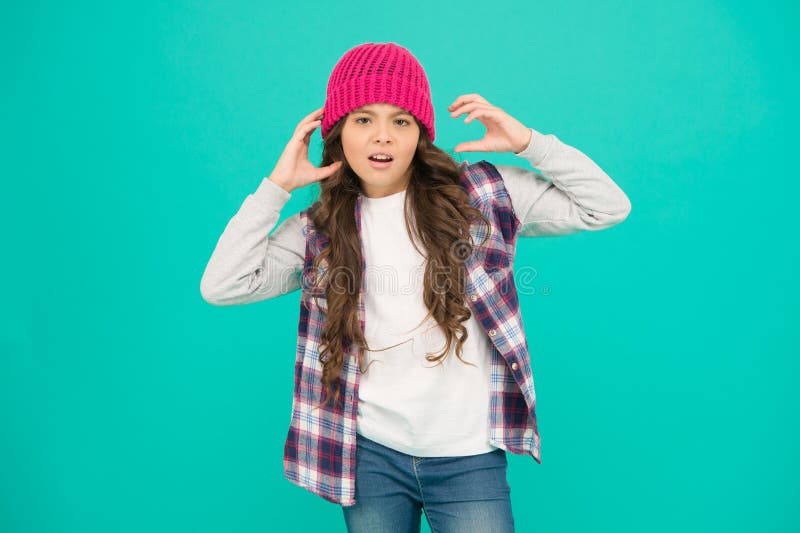 Moderne Mode Wie cool bin ich? Kindermode Girl cute Kinderbekleidung aus Gewirken Kleines Mädchen mit Winterhut Komprimieren und lizenzfreie stockbilder