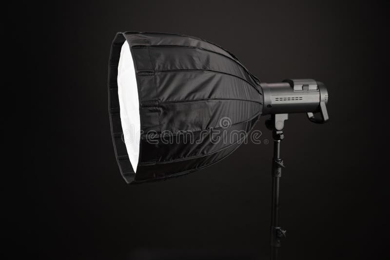 Photographische Beleuchtung - Zwei Studio-Lichter Mit Weichen Kästen Auf  Stativen Stockfoto - Bild von schwarzes, mode: 75951870