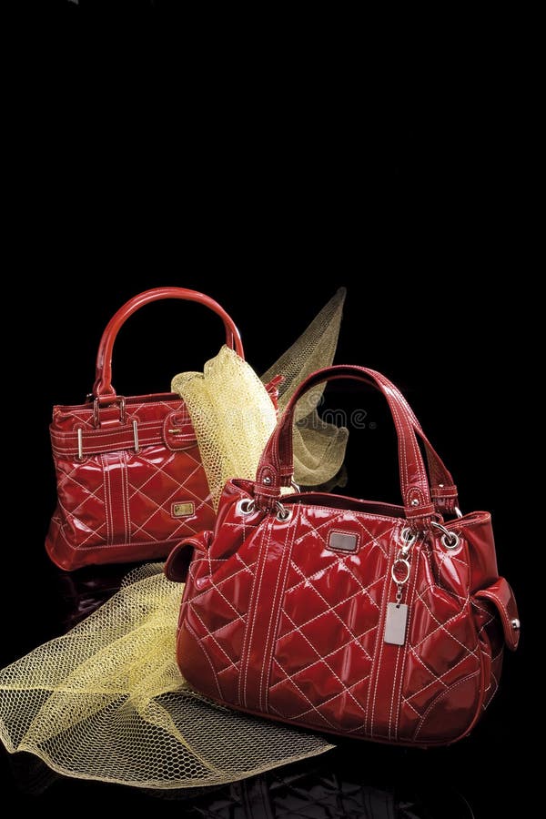 Moderne rote Handtaschen