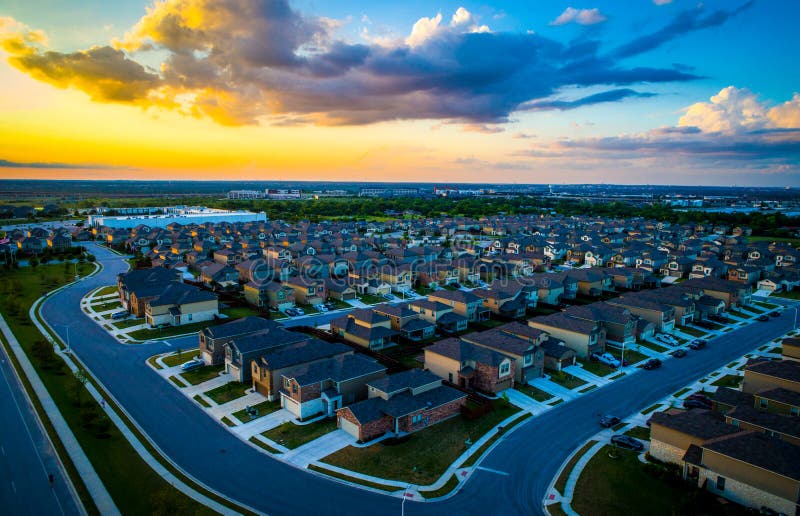 Moderne Spectaculaire het Leven Austin Texas Suburb suburbiahuizen en huizenduizenden bij verbazende Zonsondergang royalty-vrije stock fotografie Moderne Spectaculaire het Leven Austin Texas Suburb suburbiahuizen en huizenduizenden bij verbazende Zonsondergang royalty-vrije stock fotografie