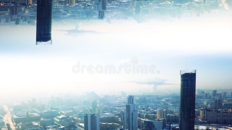Moderne stad met spiegeleffect Voorraadlengte Abstracte animatie met effect van parallelle werkelijkheid van nagedacht royalty-vrije stock afbeelding Moderne stad met spiegeleffect Voorraadlengte Abstracte animatie met effect van parallelle werkelijkheid van nagedacht royalty-vrije stock afbeelding