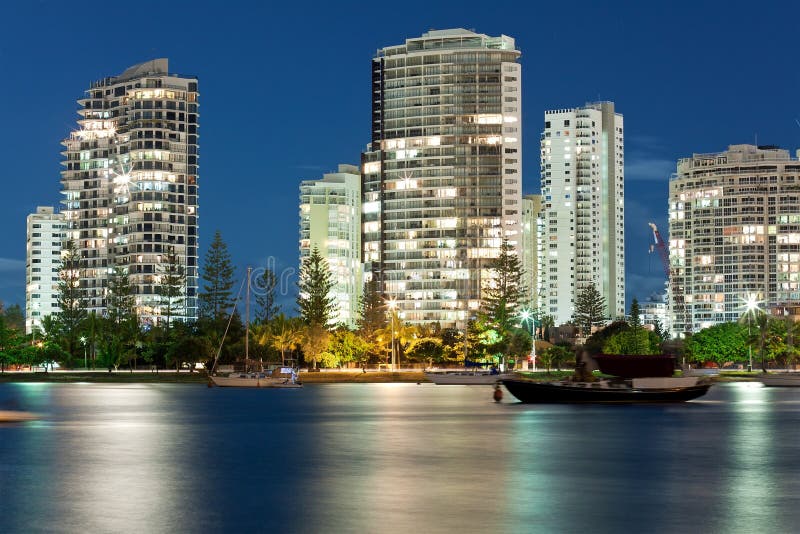 Moderne Stadt nachts (Miami Beach, Gold Coast) stockbild Moderne Stadt nachts (Miami Beach, Gold Coast) stockbild