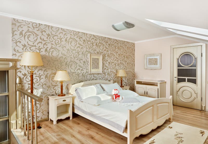 Moderne stijlslaapkamer in de ruimte van de beigeonzolder royalty-vrije stock foto's Moderne stijlslaapkamer in de ruimte van de beigeonzolder royalty-vrije stock foto's