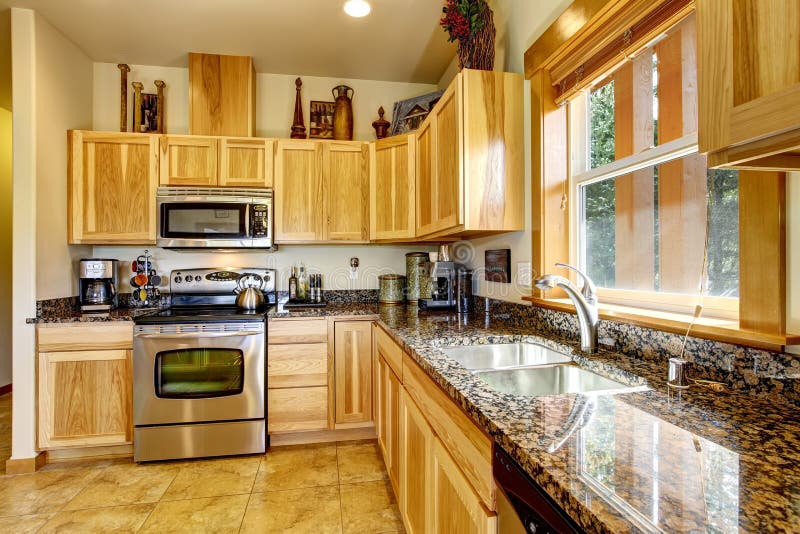 Moderner Großer Raum Mit Einem Boden Zum Deckensteinkamin Stockbild