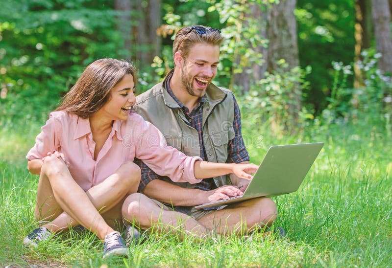 Moderne Technologien geben Gelegenheit, online sein und Arbeit in allen m?glichen Umweltzust?nden Freiberuflich t?tige Gelegenhei stockfotografie Moderne Technologien geben Gelegenheit, online sein und Arbeit in allen m?glichen Umweltzust?nden Freiberuflich t?tige Gelegenhei stockfotografie