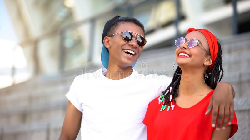 Moderne Teenager in Sonnenbrillen, umarmt und lacht, moderne Jugend, Trends lizenzfreie stockbilder Moderne Teenager in Sonnenbrillen, umarmt und lacht, moderne Jugend, Trends lizenzfreie stockbilder