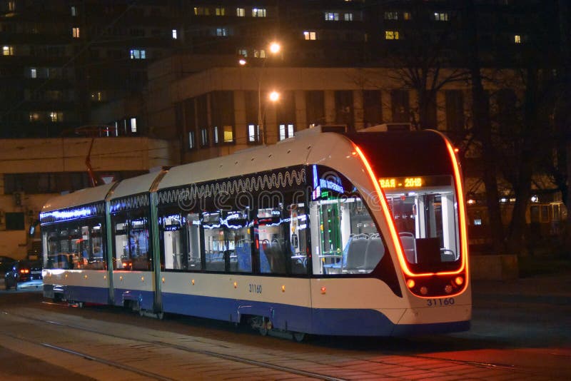 Moderne tramspooraandrijving in de stadscentrum van Moskou stock foto's Moderne tramspooraandrijving in de stadscentrum van Moskou stock foto's