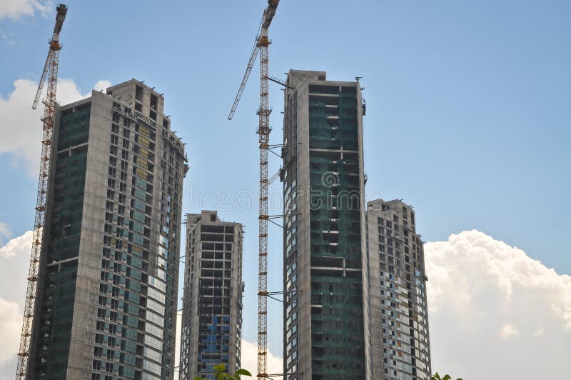 Moderne van de woonplaatsbouw en toren kranen royalty-vrije stock foto's Moderne van de woonplaatsbouw en toren kranen royalty-vrije stock foto's
