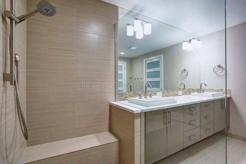 Moderne verfrissende badkamers met een walk-in douche royalty-vrije stock foto's Moderne verfrissende badkamers met een walk-in douche royalty-vrije stock foto's