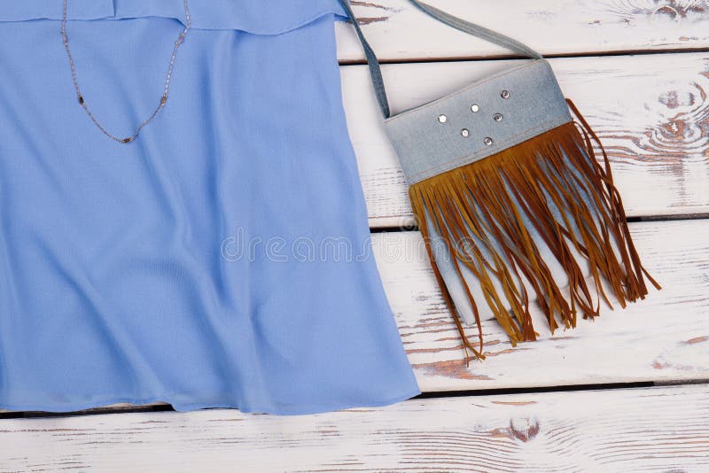 Moderne vrouwelijke handtas en kleding royalty-vrije stock afbeelding Moderne vrouwelijke handtas en kleding royalty-vrije stock afbeelding
