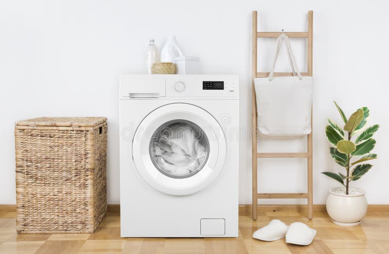 Moderne Waschmaschine mit Korb im Waschkücheinnenraum lizenzfreie stockfotos