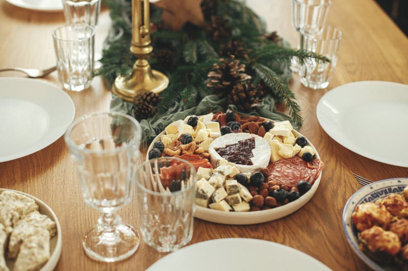Moderne Weihnachtskäseplatte mit Cranberry-Sauce als Weihnachtsbaumfäden und Kieferkerzen Vorspeise Gläser lizenzfreie stockfotos