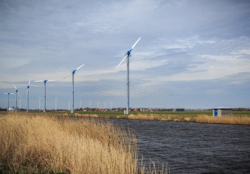 Moderne wind die molens in Holland produceren stock afbeeldingen Moderne wind die molens in Holland produceren stock afbeeldingen
