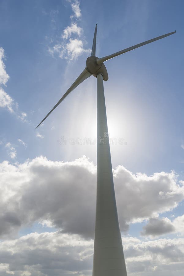 Moderne windmolen met tegen licht van de Zon royalty-vrije stock afbeeldingen Moderne windmolen met tegen licht van de Zon royalty-vrije stock afbeeldingen
