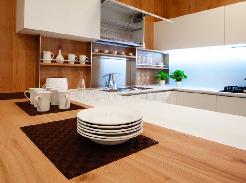 Moderne witte keuken met houten en witte details, minimalistic binnenlands ontwerp stock foto Moderne witte keuken met houten en witte details, minimalistic binnenlands ontwerp stock foto