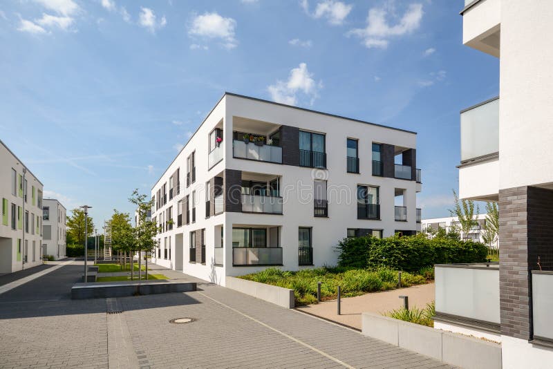 Moderne Wohngebäude in einem grünen Wohngebiet in der Stadt lizenzfreies stockfoto Moderne Wohngebäude in einem grünen Wohngebiet in der Stadt lizenzfreies stockfoto