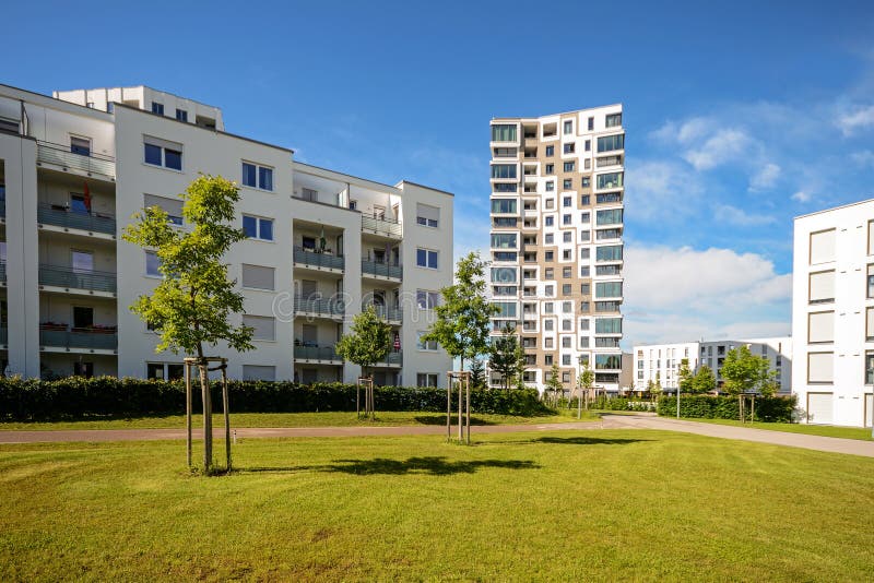 Moderne Wohngebäude mit Anlagen im Freien, Fassade von neuen Apartmenthäusern stockfotografie Moderne Wohngebäude mit Anlagen im Freien, Fassade von neuen Apartmenthäusern stockfotografie