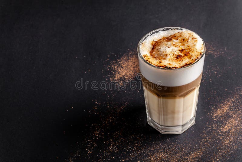 Moderne, zonder lactose Latte of Cappuccinokoffie met amandelmelk Boven de brandsuiker gebrande suiker Karamelkorst royalty-vrije stock fotografie Moderne, zonder lactose Latte of Cappuccinokoffie met amandelmelk Boven de brandsuiker gebrande suiker Karamelkorst royalty-vrije stock fotografie