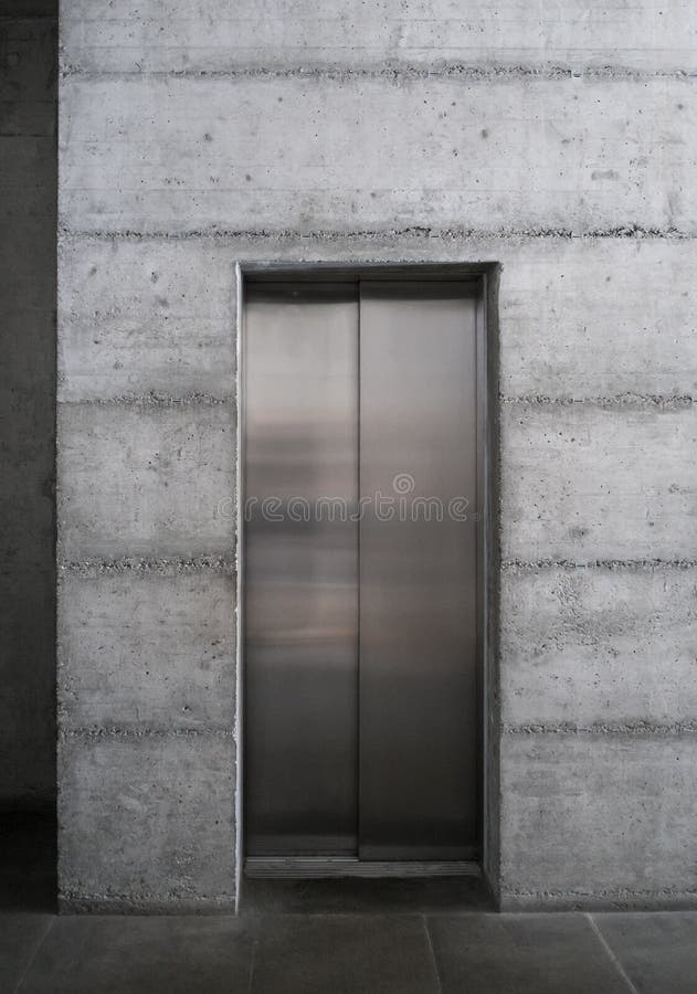 Moderner Aufzug in einem konkreten Gebäude lizenzfreies stockfoto