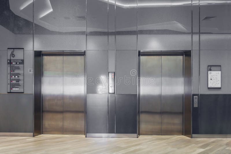 Moderner Aufzug mit geschlossenen Türen in der Lobby lizenzfreies stockbild
