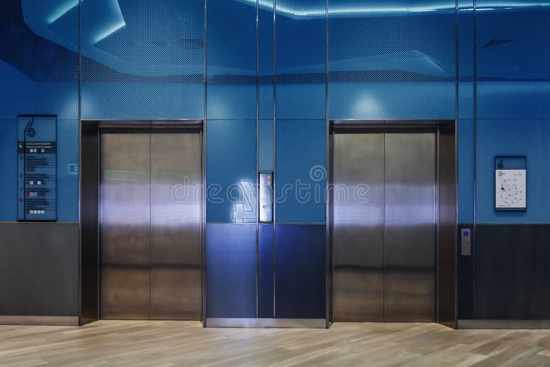 Moderner Aufzug mit geschlossenen Türen in der Lobby stockfotografie