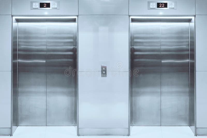 Moderner Aufzug mit geschlossenen Türen in der Lobby stockfoto
