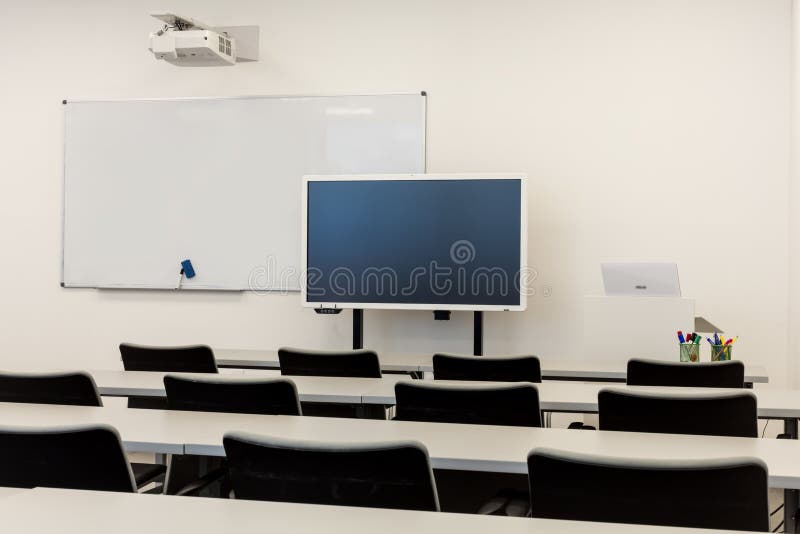Moderner Klassenzimmerinnenraum, mit weißem Brett, Arbeitsschreibtischen und Stühlen stockbild Moderner Klassenzimmerinnenraum, mit weißem Brett, Arbeitsschreibtischen und Stühlen stockbild