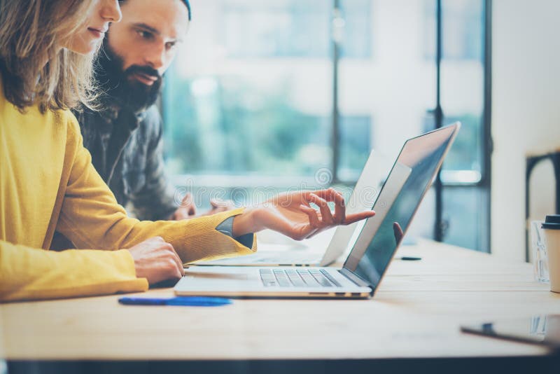 Moderner Mitarbeiter der Nahaufnahme-zwei, der sich zusammen während des Arbeitsprozesses bespricht Junges Geschäft Team Meeting stockbild Moderner Mitarbeiter der Nahaufnahme-zwei, der sich zusammen während des Arbeitsprozesses bespricht Junges Geschäft Team Meeting stockbild