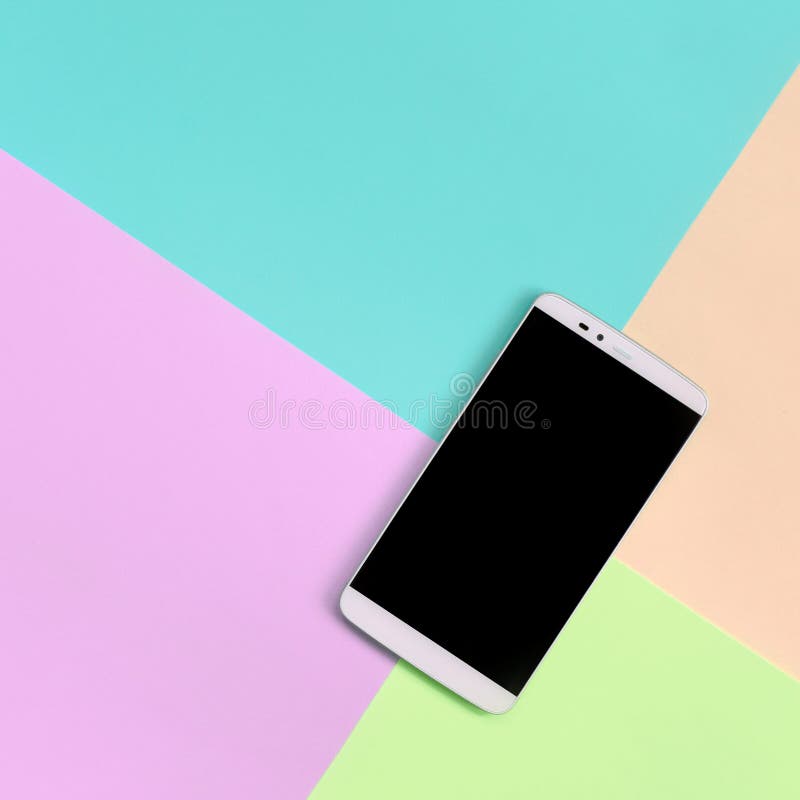 Moderner Smartphone mit schwarzem Schirm auf Beschaffenheitshintergrund von Moderosa, Blauen, korallenroten und Kalkpastellfarben lizenzfreie stockfotografie Moderner Smartphone mit schwarzem Schirm auf Beschaffenheitshintergrund von Moderosa, Blauen, korallenroten und Kalkpastellfarben lizenzfreie stockfotografie