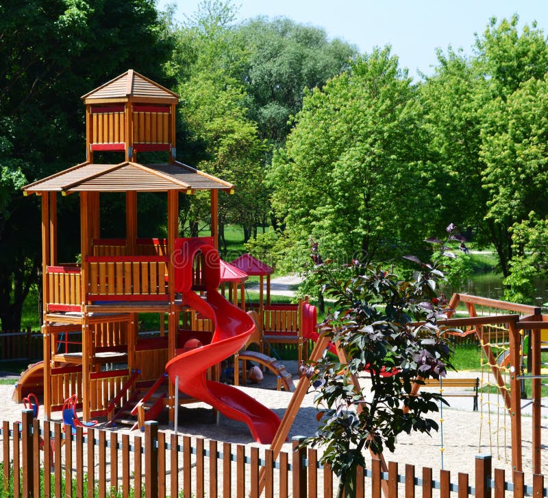 Moderner Spielplatz in einem Freizeitpark