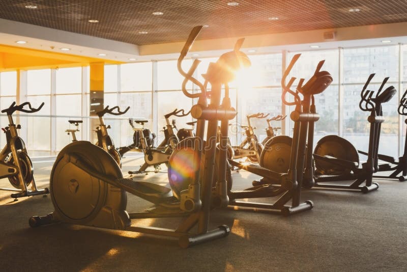 Moderner Turnhalleninnenraum mit Ausrüstung, elliptische Trainer der Eignungsübung lizenzfreie stockfotos Moderner Turnhalleninnenraum mit Ausrüstung, elliptische Trainer der Eignungsübung lizenzfreie stockfotos