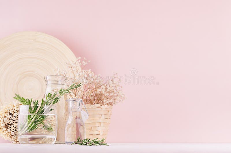 Moderner weicher hellrosa Pastellhauptinnenraum mit Grünpflanze, getrocknete weiße Blumen, beige Bambusplatte auf weißem hölzerne