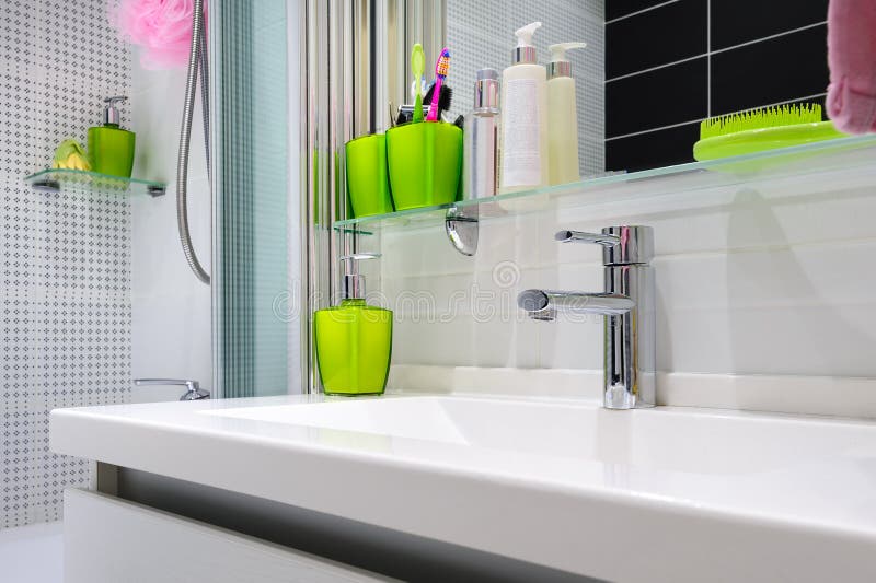 Modernes Badezimmer Mit Spiegel Stockfoto - Bild von spiegel, modernes