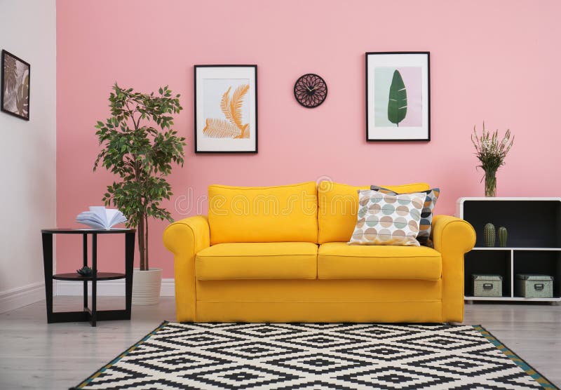 Moderner Wohnzimmerinnenraum mit bequemem gelbem Sofa
