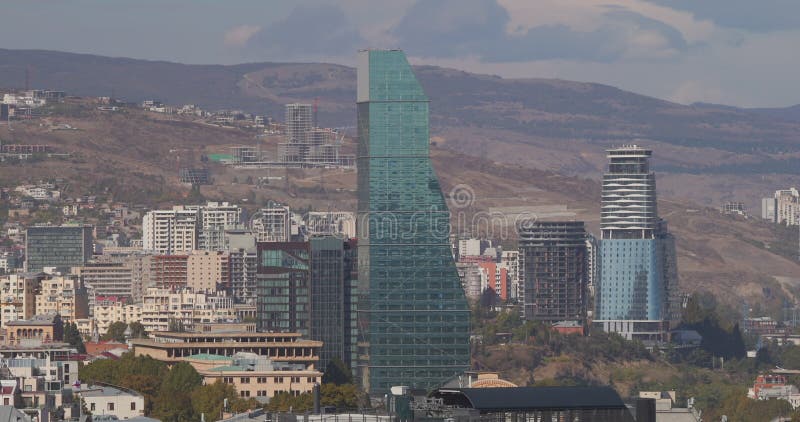 Moderner Wolkenkratzer im Hintergrund der Stadtbezirkslandschaft von Tiflis georgia