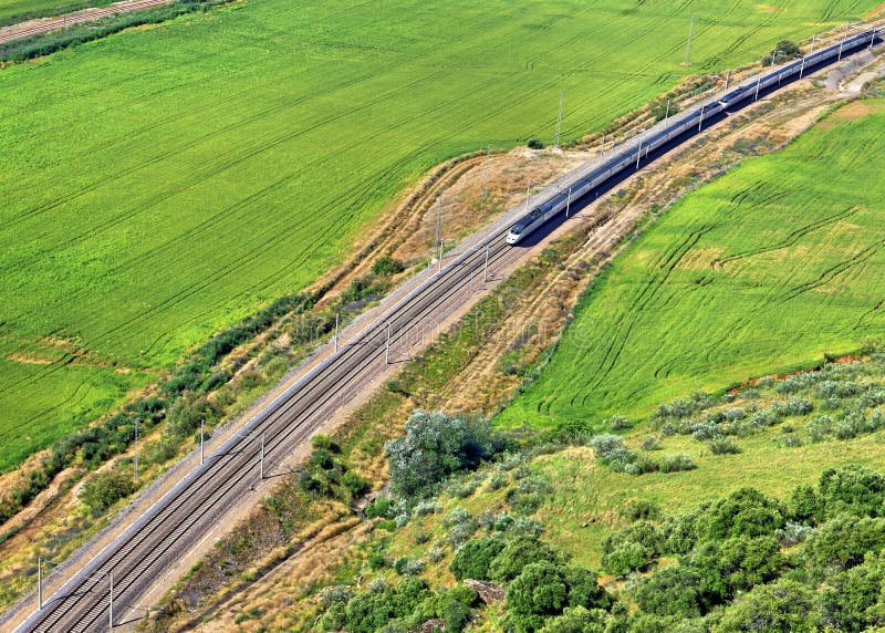 Moderner Zug, der durch Landlandschaft überschreitet stockfotografie Moderner Zug, der durch Landlandschaft überschreitet stockfotografie