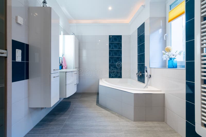Badezimmer Mit Blauen Glatten Fliesen Stockfoto - Bild von dusche, hahn