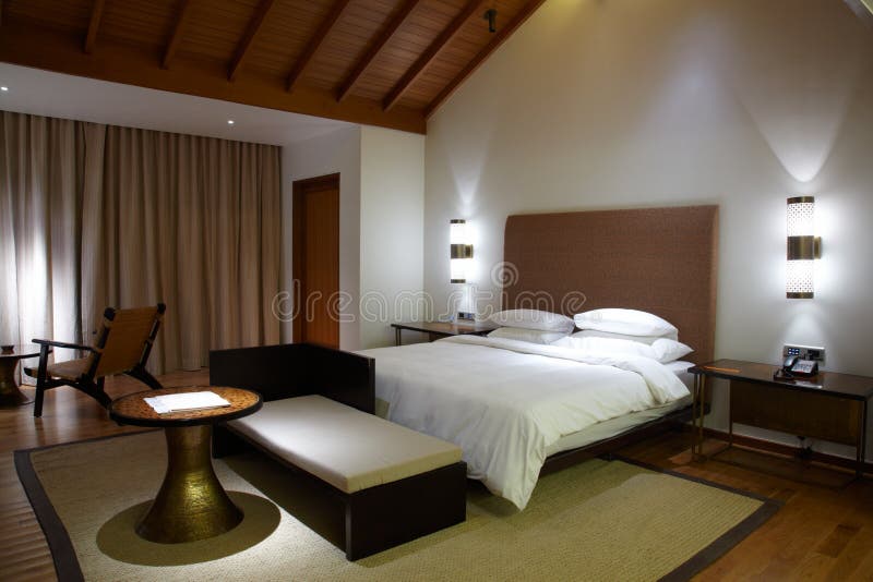 Modernes bequemes Hotelzimmer lizenzfreies stockfoto Modernes bequemes Hotelzimmer lizenzfreies stockfoto