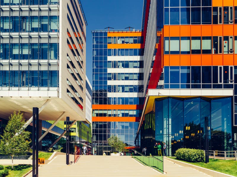 Modernes Bürogebäude im Nordbezirk von Bukarest-Stadt lizenzfreie stockfotografie Modernes Bürogebäude im Nordbezirk von Bukarest-Stadt lizenzfreie stockfotografie