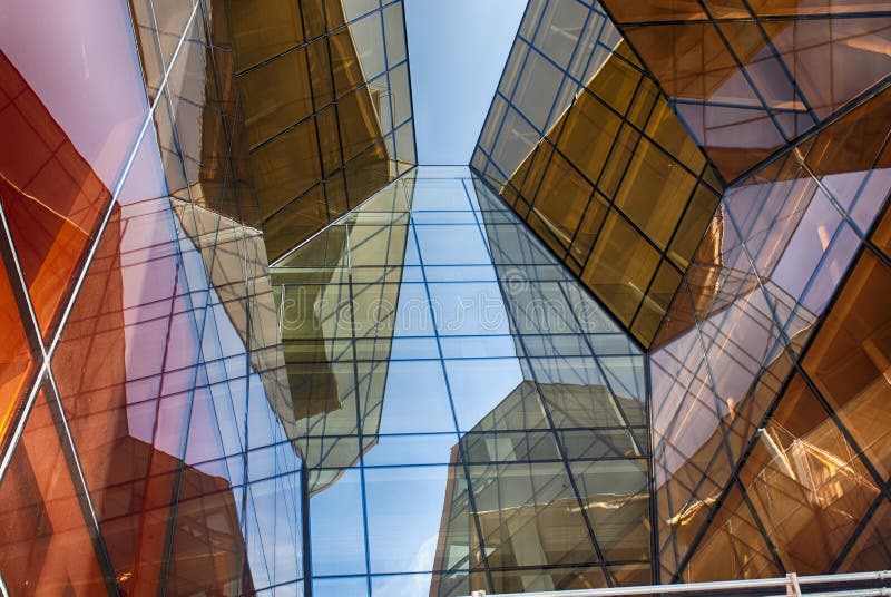 Modernes Glasgebäude in der Zusammenfassung