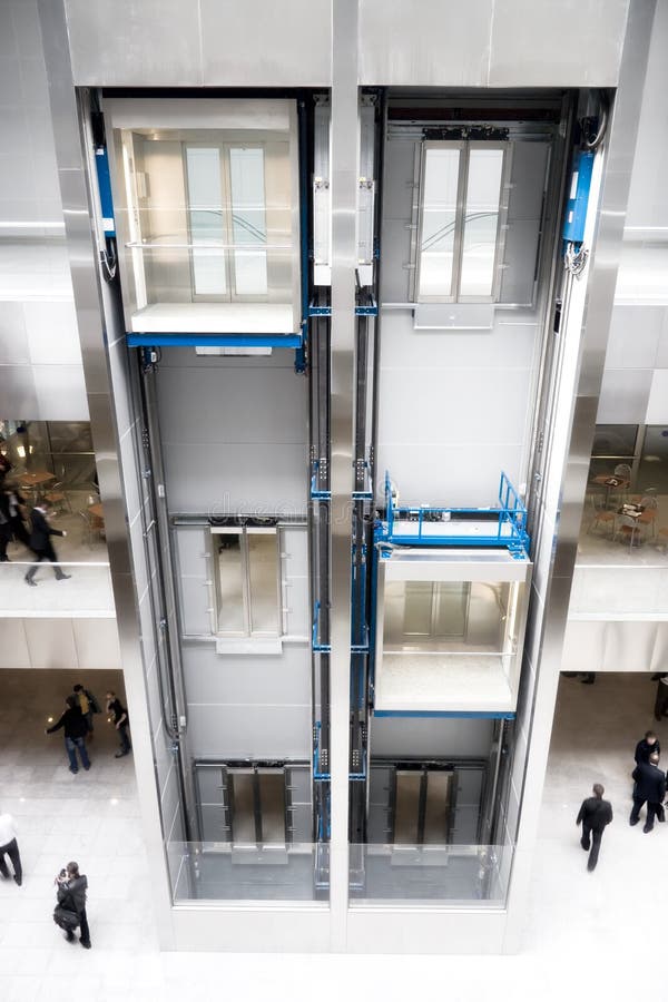 Modernes Höhenruder im Geschäftszentrum stockfoto