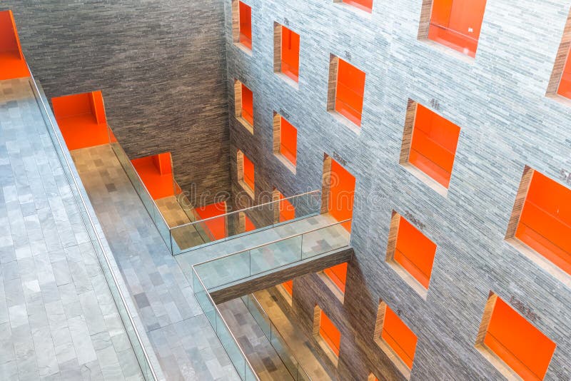 Modernes Innengebäude mit einigen Böden und Orange malte Durchgänge lizenzfreie stockfotos Modernes Innengebäude mit einigen Böden und Orange malte Durchgänge lizenzfreie stockfotos