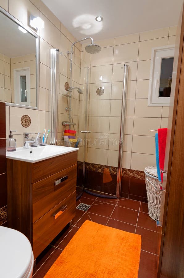 Modernes kleines Badezimmer lizenzfreie stockbilder