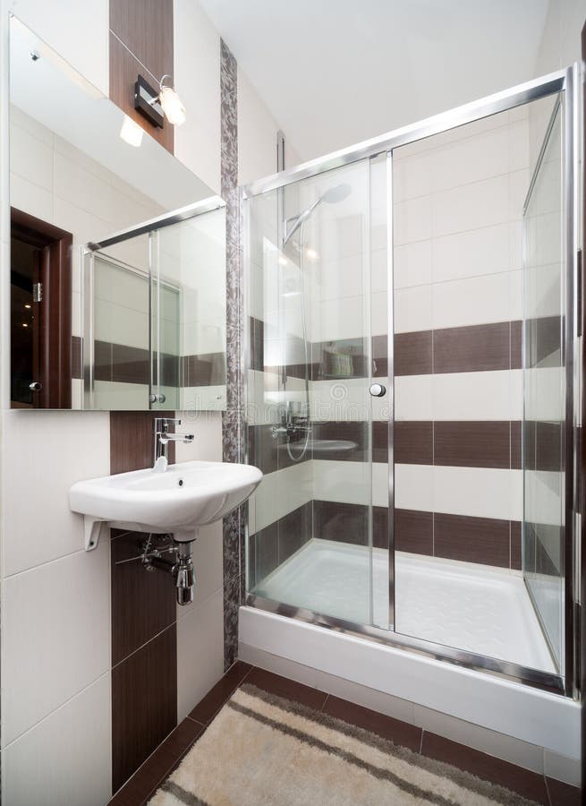 Modernes kleines Badezimmer lizenzfreie stockfotos