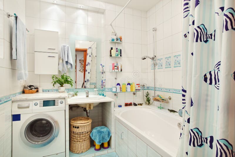 Modernes kleines Badezimmer im Blau stockbilder
