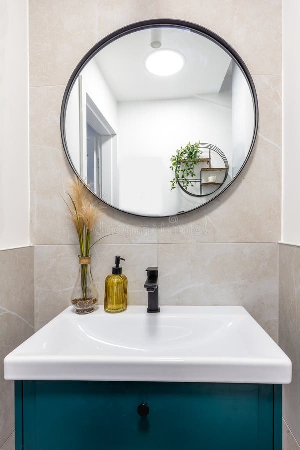 Modernes kleines Badezimmer lizenzfreies stockbild