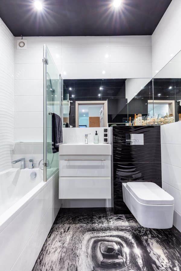 Modernes kleines Badezimmer lizenzfreie stockfotos